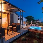 Einzigartige Mit Salzwasserpool, Panoramablick, Bikes, Trampolin, Tischtennis Dom wakacyjny Višnjan